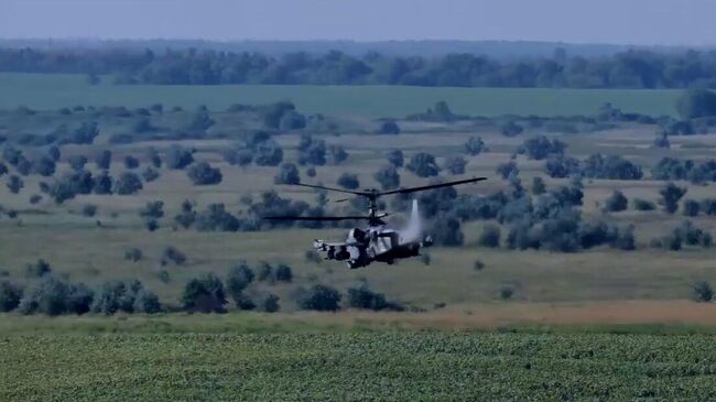 Вертолет Ка-52 в приграничном районе Курской области