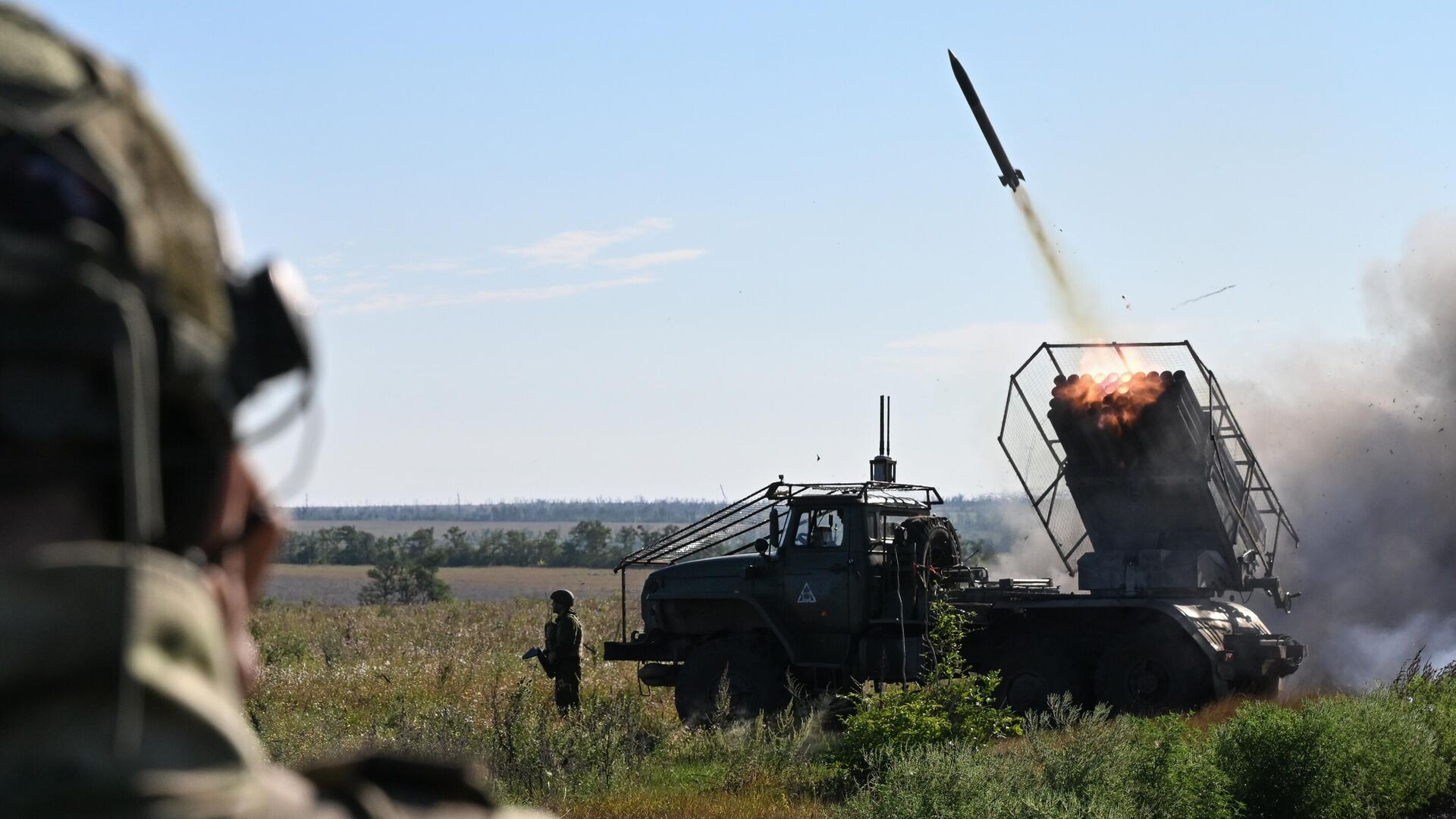 Боевая работа реактивной системы залпового огня Град группировки Центр в зоне СВО - РИА Новости, 1920, 26.10.2024