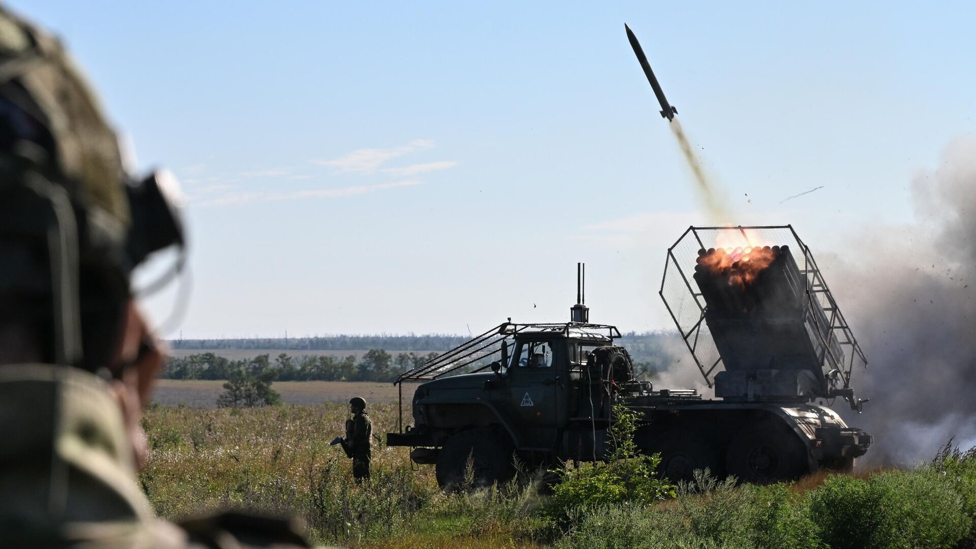 Боевая работа реактивной системы залпового огня Град группировки Центр в зоне СВО - РИА Новости, 1920, 18.08.2024