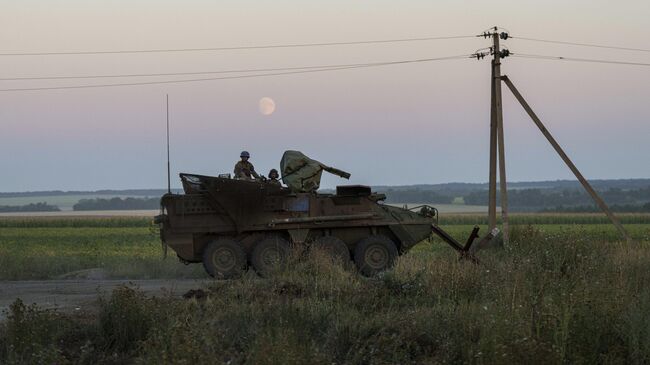 Украинские военнослужащие на бронетранспортере