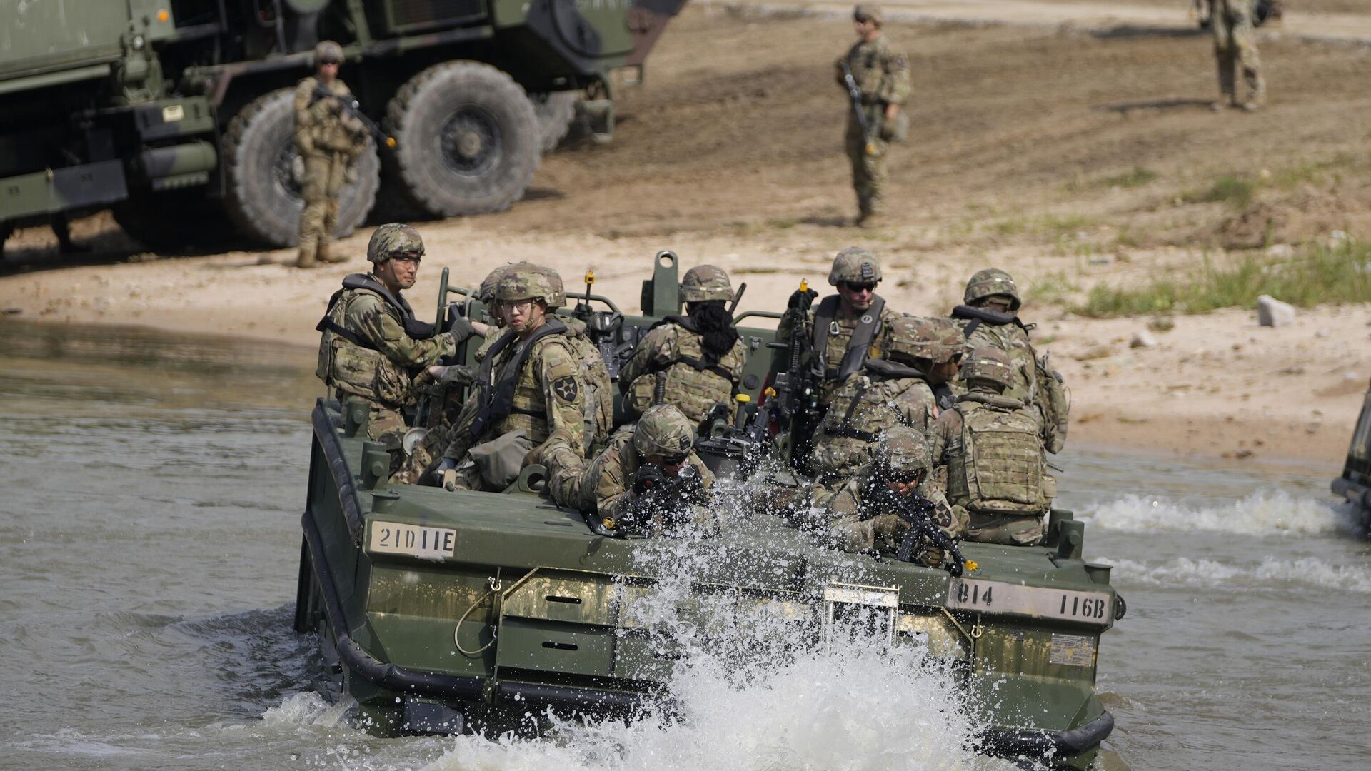 Военные направляются к берегу во время совместных военных учений Ulchi Freedom Shield в Южной Корее - РИА Новости, 1920, 18.10.2024