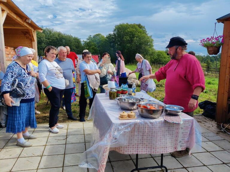 Гастрофестиваль Калитка в Тверской области. Известный кулинар Максим Сырников приготовил на глазах у зрителей рыбную солянку