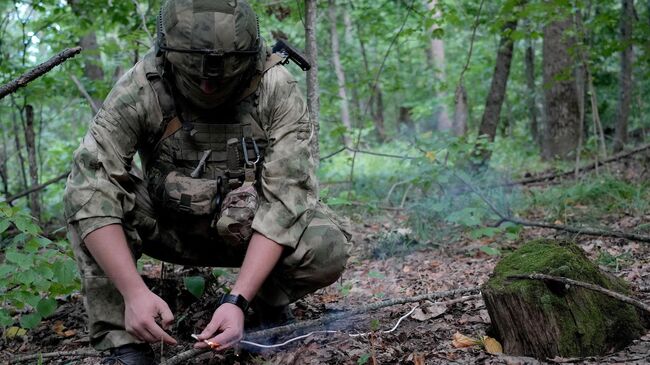 Сапер подрывает боеприпас накладным зарядом