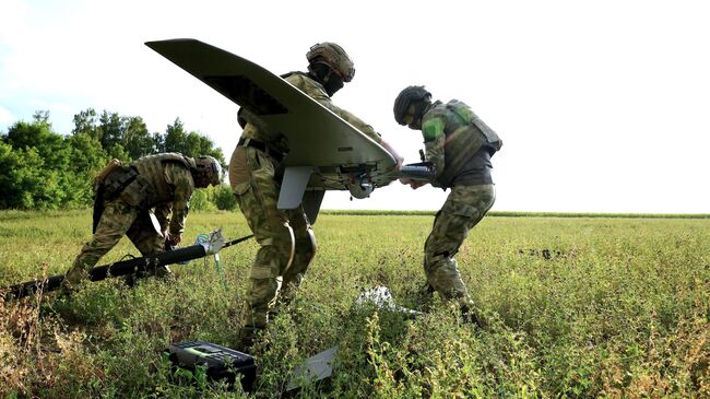 Бойцы запускают борт разведчик