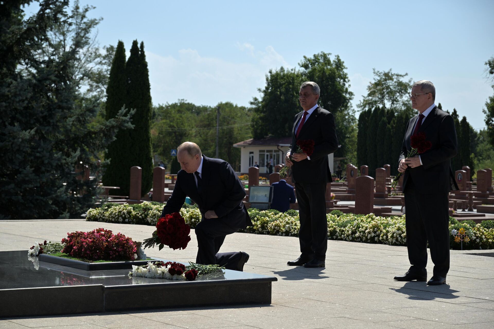 Президент РФ Владимир Путин во время возложения цветов на мемориальном кладбище Город Ангелов - РИА Новости, 1920, 20.08.2024