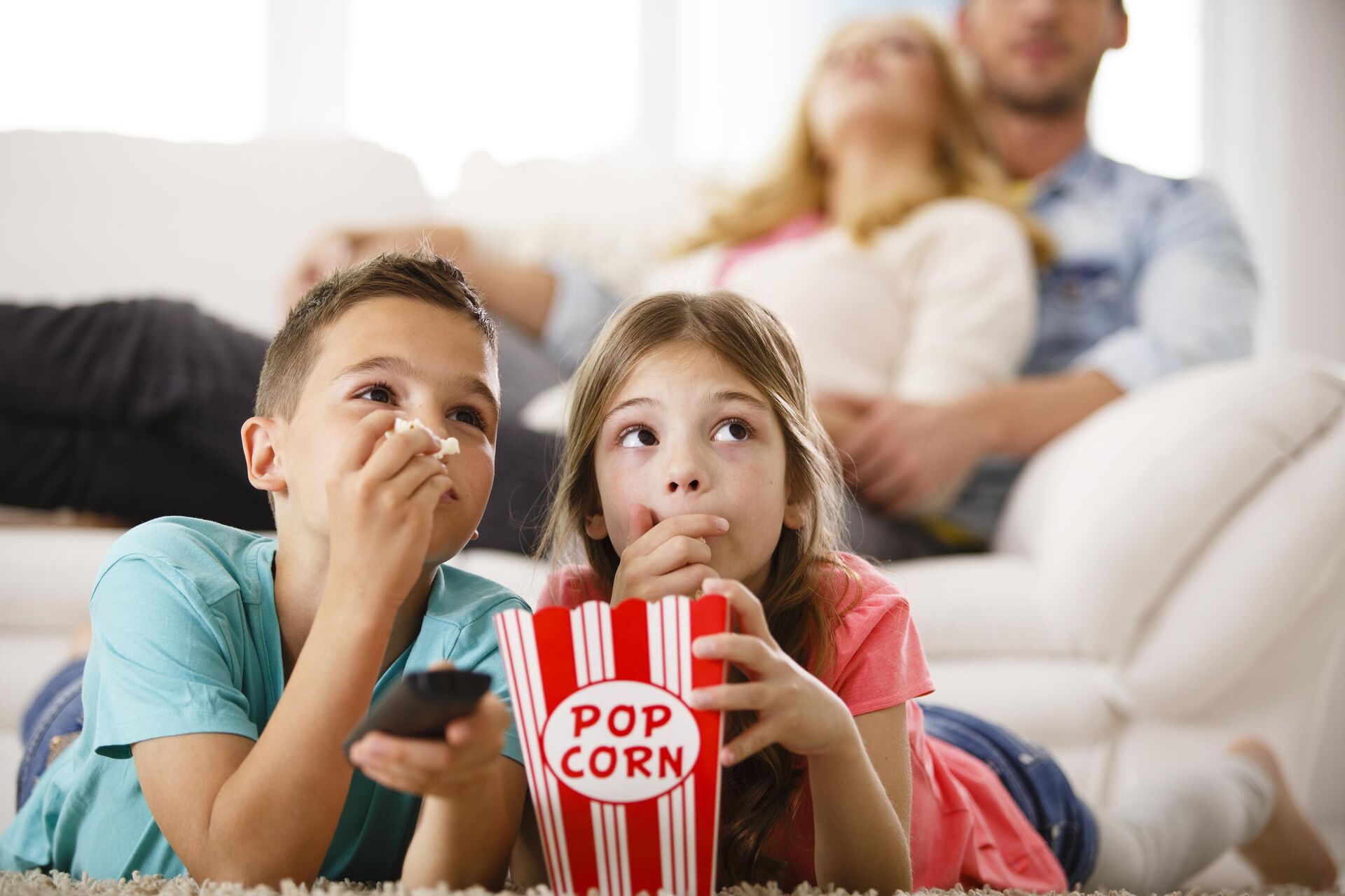 Дети смотрят телевизор Дети смотрят телевизор - РИА Новости, 1920, 18.11.2025