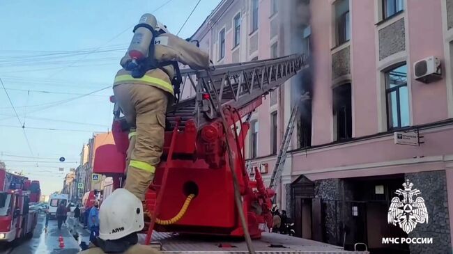 Тушение пожара на 1 линии Васильевского острова в Санкт-Петербурге