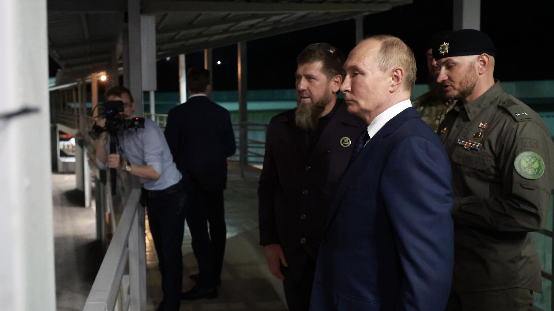 Президент РФ Владимир Путин и глава Чеченской Республики Рамзан Кадыров (слева) наблюдают за практическими занятиями учащихся во время посещения Российского университета спецназа имени В.В. Путина в Чеченской Республике. 20 августа 2024 Президент РФ Владимир Путин и глава Чеченской Республики Рамзан Кадыров (слева) наблюдают за практическими занятиями учащихся во время посещения Российского университета спецназа имени В.В. Путина в Чеченской Республике. 20 августа 2024 - РИА Новости, 1920, 20.08.2024