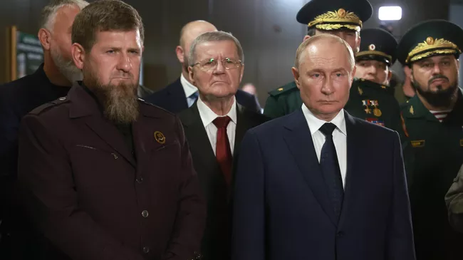Президент России Владимир Путин, полномочный представитель президента в Северо-Кавказском федеральном округе Юрий Чайка и глава Чеченской Республики Рамзан Кадыров во время посещения Российского университета спецназа имени В. В. Путина в Чеченской Республике