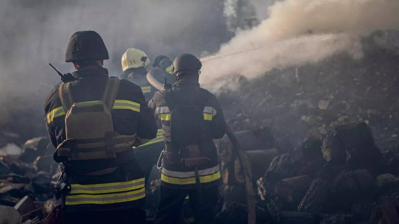 Les pompiers ukrainiens éteignent un incendie - RIA Novosti, 1920, 22/11/2024