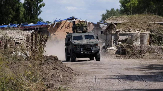 Украинский бронеавтомобиль в районе российско-украинской границы в Сумской области