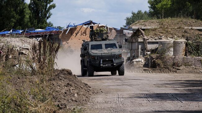 Украинский бронеавтомобиль в районе российско-украинской границы в Сумской области