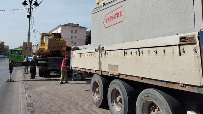 В Курске и Железногорске началась установка железобетонных укрытий