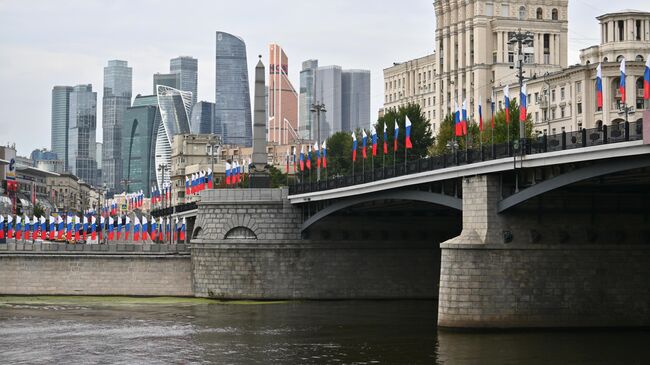 Украшение Москвы ко Дню флага России