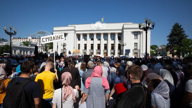 Сторонники Украинской православной церкви (Московский патриархат) совершают молитвенное стояние под зданием Верховной Рады в Киеве против ущемления своих прав