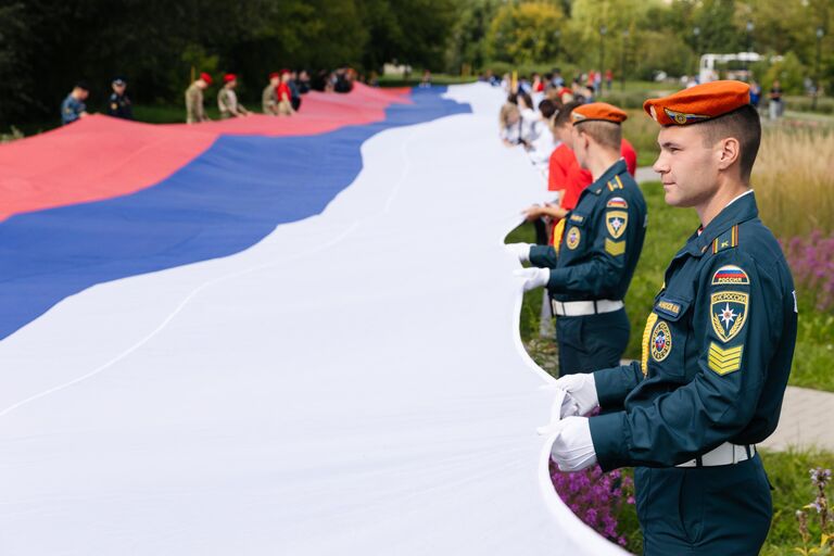 Участники патриотической акции, приуроченной к празднованию Дня Государственного флага России, в Иванове