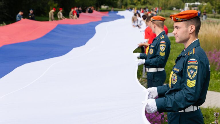 Участники патриотической акции, приуроченной к празднованию Дня Государственного флага России, в Иванове