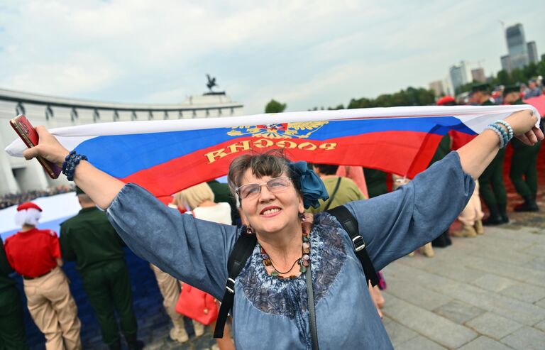 Женщина на праздновании Дня Государственного флага перед Музеем Победы на Поклонной горе в Москве