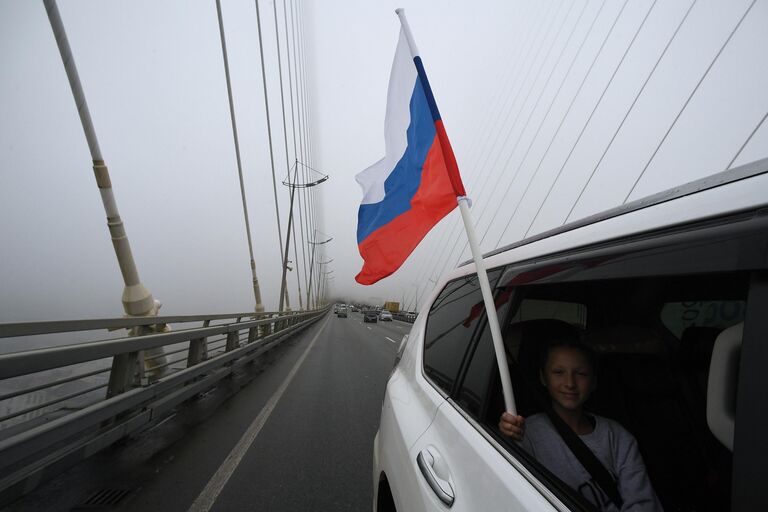 Автопробег, приуроченный к празднованию Дня Государственного флага России, от мемориала Боевая Слава Тихоокеанского флота до Новосильцевской береговой батареи на острове Русский