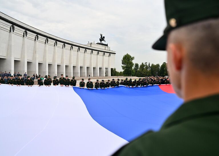 Празднование Дня Государственного флага перед Музеем Победы на Поклонной горе в Москве