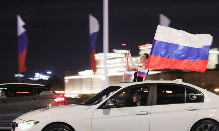 Участники патриотического автопробега по Садовому кольцу в честь Дня Государственного флага России во время пробега на Крымском мосту