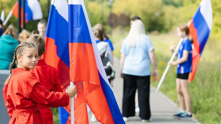 Участники забега, приуроченного к празднованию Дня Государственного флага России, в Иванове