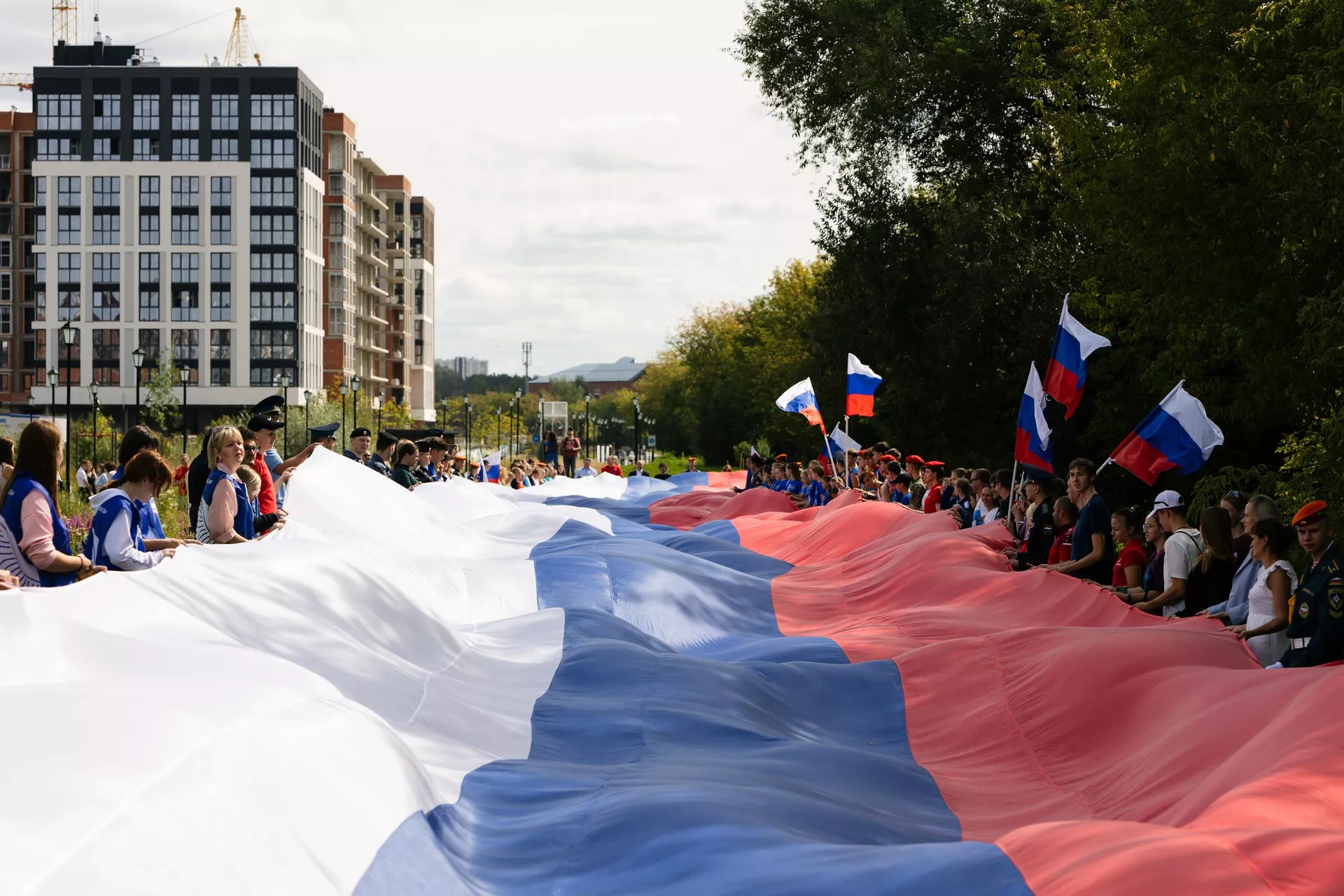 Участники патриотической акции, приуроченной к празднованию Дня Государственного флага России, в Иванове - РИА Новости, 1920, 20.08.2025 Участники патриотической акции, приуроченной к празднованию Дня Государственного флага России, в Иванове - РИА Новости, 1920, 20.08.2025