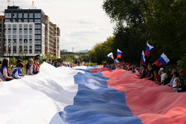 Участники патриотической акции, приуроченной к празднованию Дня Государственного флага России, в Иванове