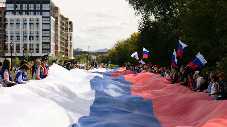 Участники патриотической акции, приуроченной к празднованию Дня Государственного флага России, в Иванове