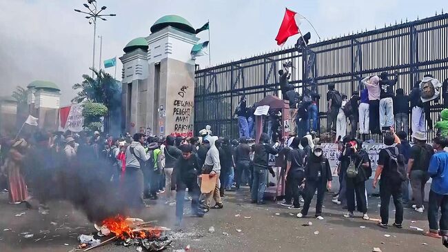 Массовые протесты в Индонезии против закона о выборах