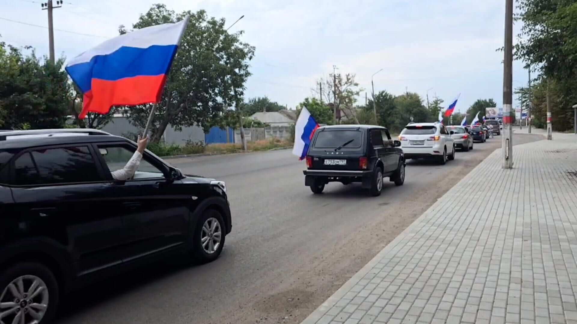 Автопробег в Геническе по случаю Дня государственного флага - РИА Новости, 1920, 22.08.2024