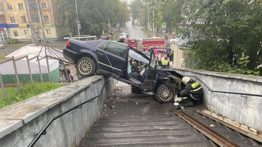 Место происшествия, где иномарка въехала в лестницу у торгового центра в Перми. 22 августа 2024 - РИА Новости, 1920, 22.08.2024