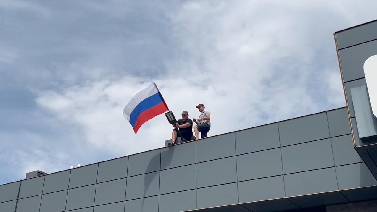 В Новокаховском городском округе обновили флаги на улицах и в административных зданиях в честь Дня российского триколора - РИА Новости, 1920, 22.08.2024