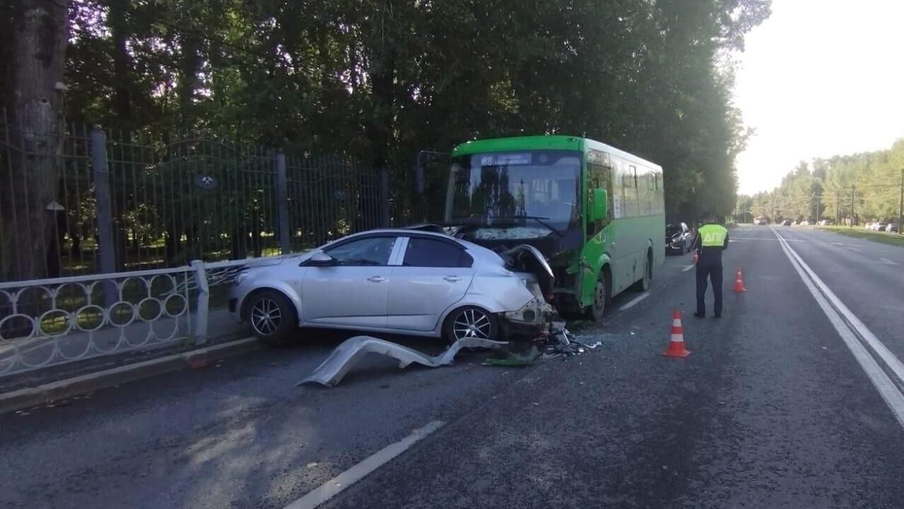 Место ДТП с участием пассажирского автобуса и легкового автомобиля в Екатеринбурге. 23 августа 2024 - РИА Новости, 1920, 23.08.2024