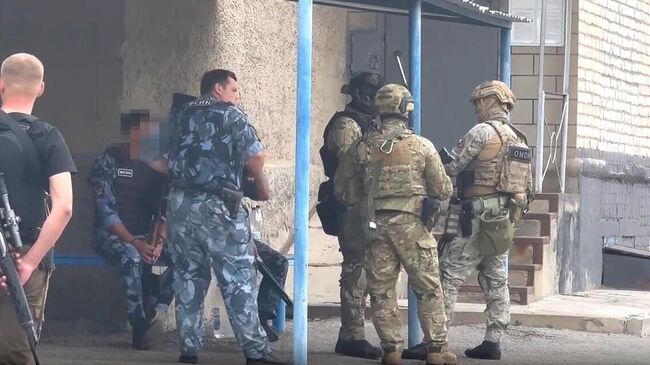 Сотрудники Росгвардии во время операции по освобождению заложников в ИК-19 в Волгоградской области, 23 августа 2024 года