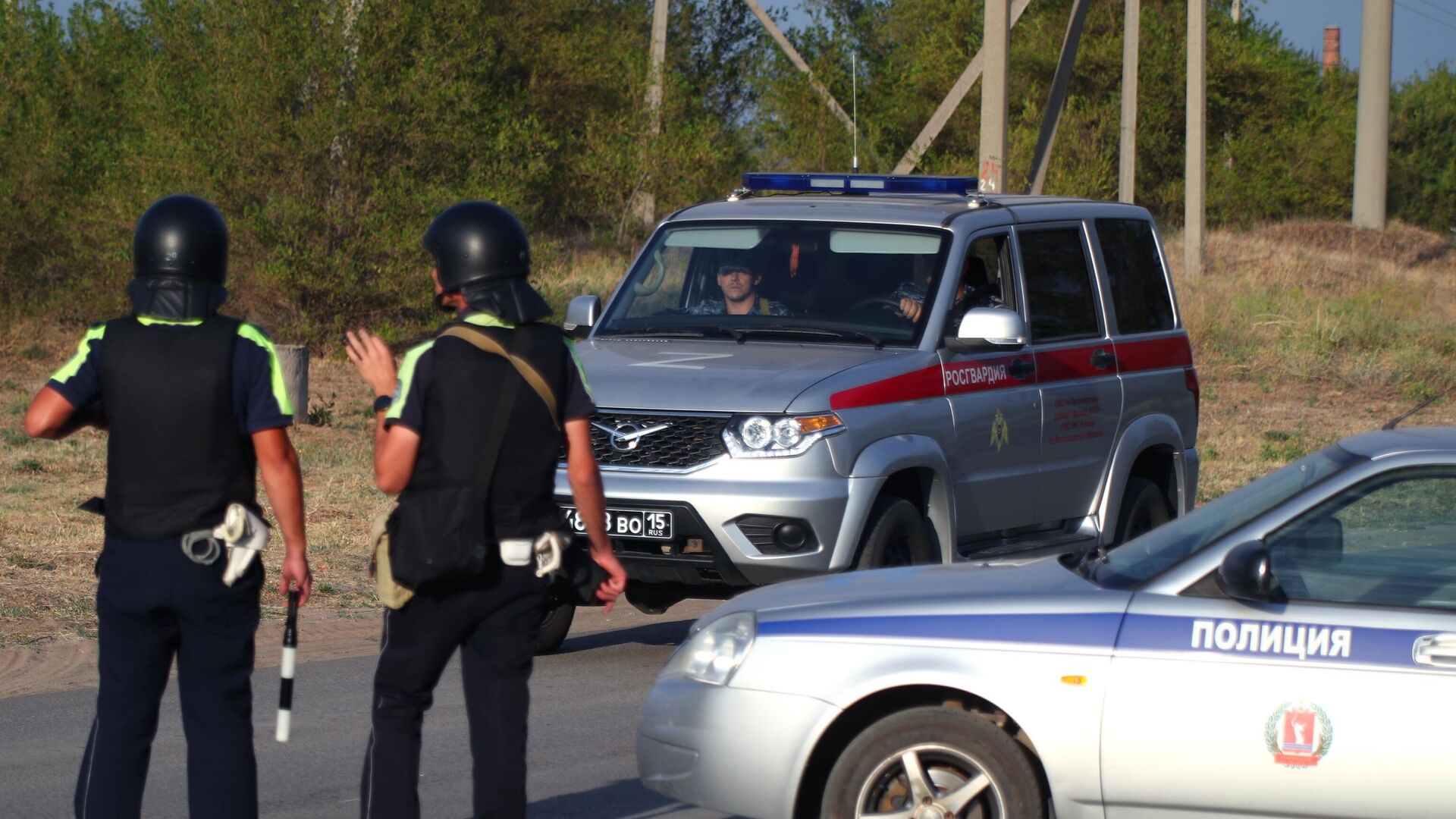 Сотрудники правоохранительных органов перекрыли движение в сторону исправительной колонии № 19 в Волгоградской области, где заключенные захватили заложников - РИА Новости, 1920, 26.08.2024