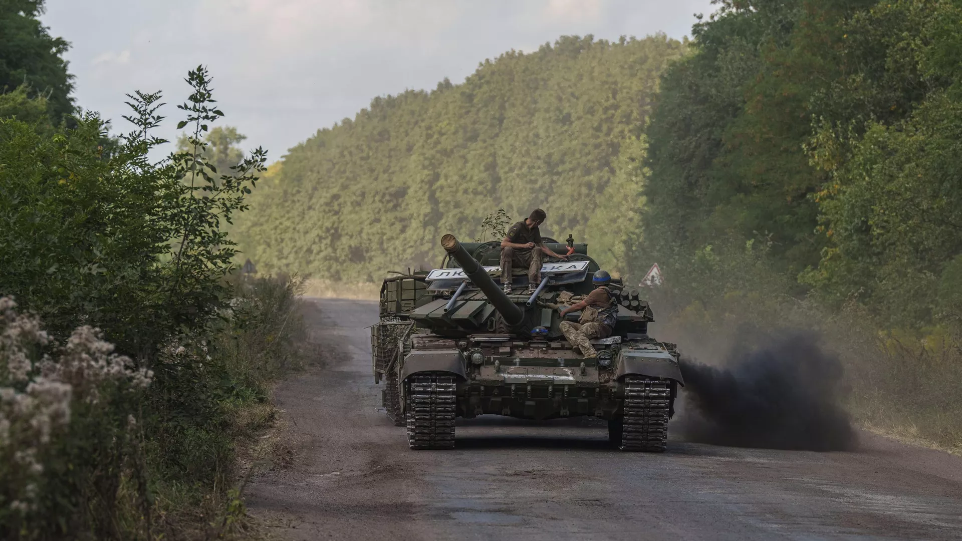 Украинские военнослужащие едут на танке с табличкой Любимовка недалеко от российско-украинской границы в Сумской области - РИА Новости, 1920, 15.09.2024