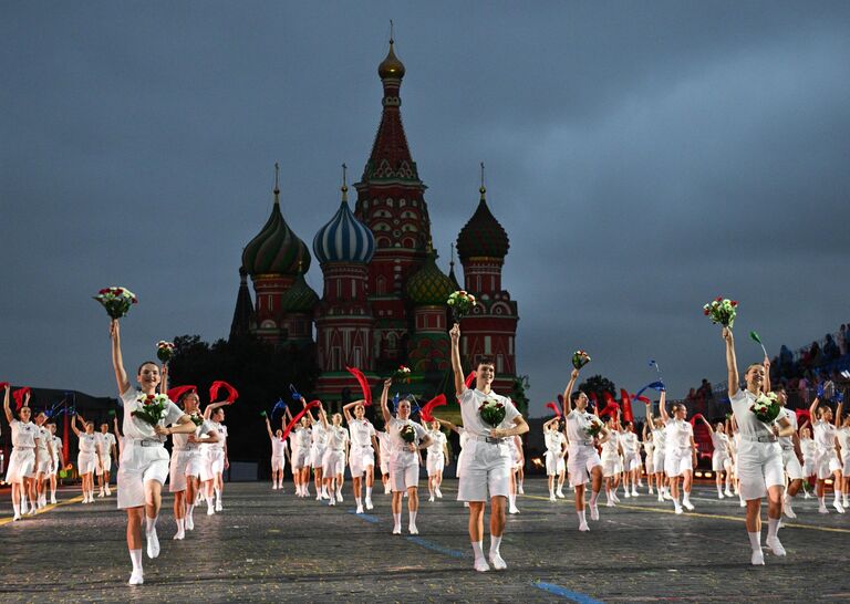 Участники на Международном военно-музыкальном фестивале Спасская башня на Красной площади в Москве