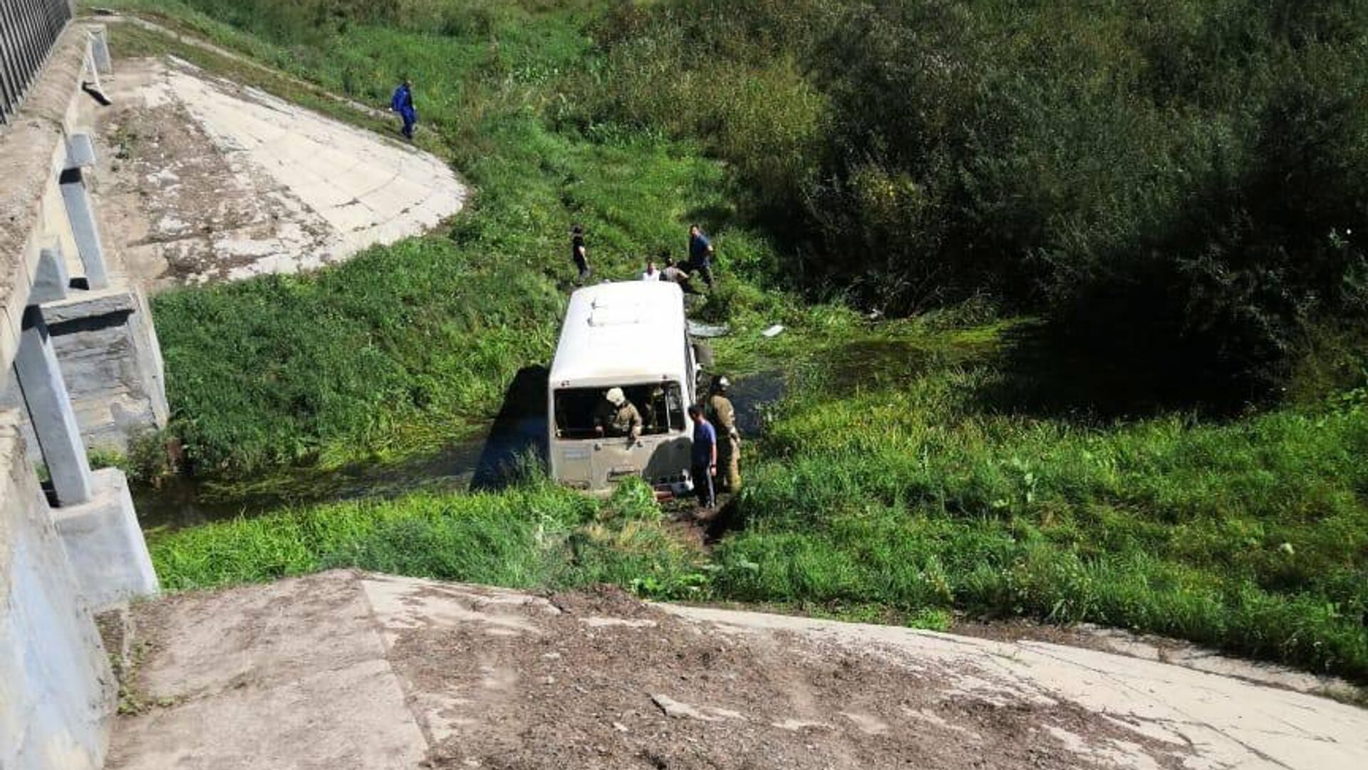 Место ДТП, где рейсовый автобус совершил съезд в кювет в Черепановском районе Новосибирской области. 24 августа 2024 - РИА Новости, 1920, 26.08.2024