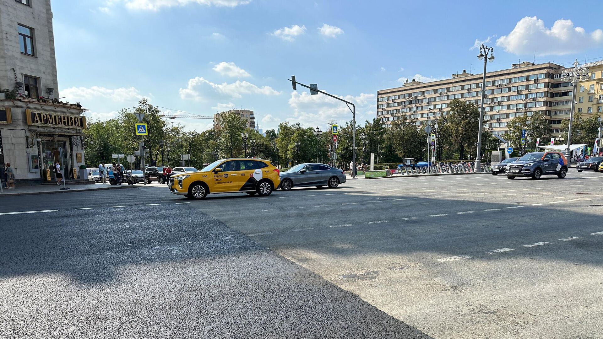 Автомобильное движение по Тверской улице после замены асфальтобетонного покрытия. 25 августа 2024 - РИА Новости, 1920, 25.08.2024