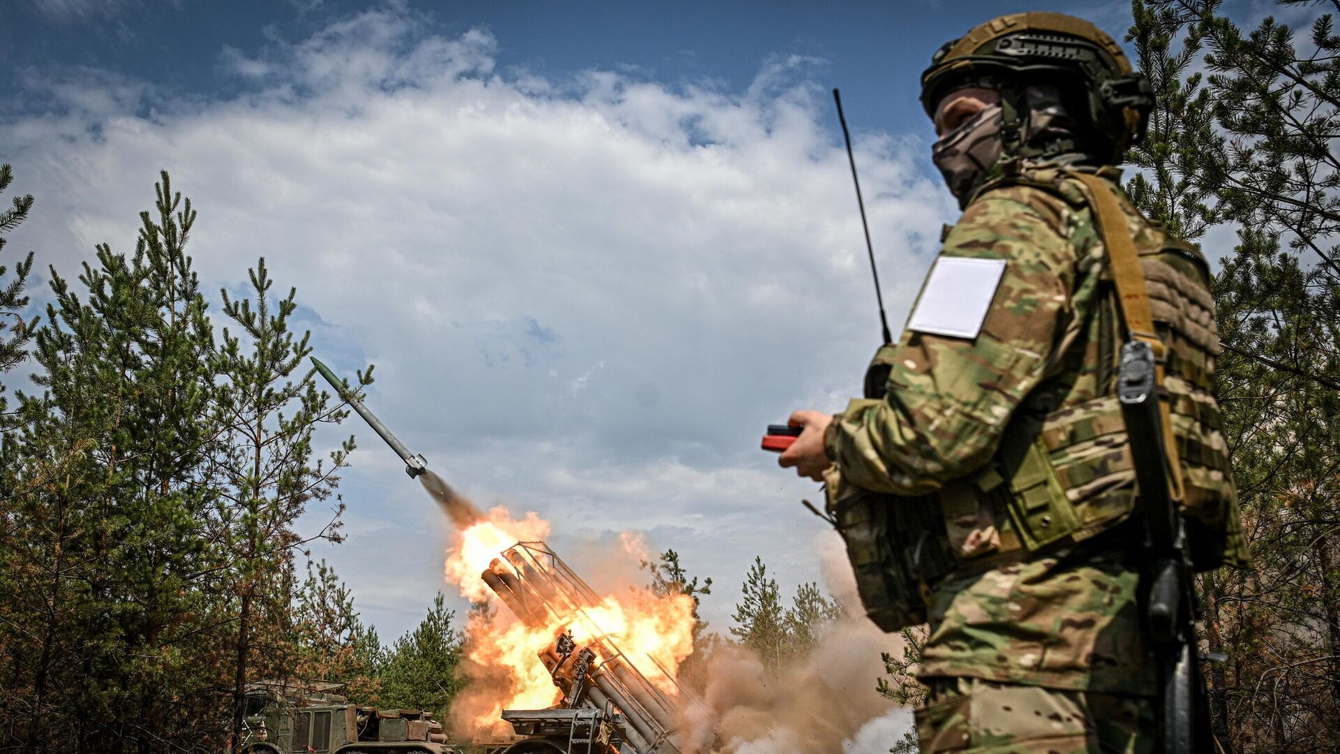 Работа расчета РСЗО Ураган в зоне специальной военной операции - РИА Новости, 1920, 27.09.2024