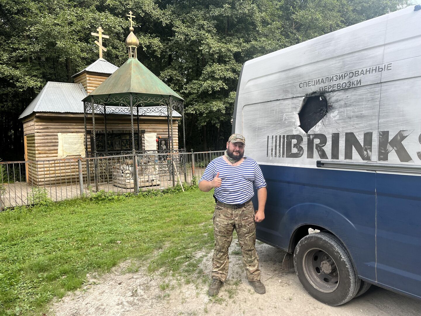 Мельник возле броневика куда влетел дрон-камикадзе Мельник возле броневика куда влетел дрон-камикадзе
