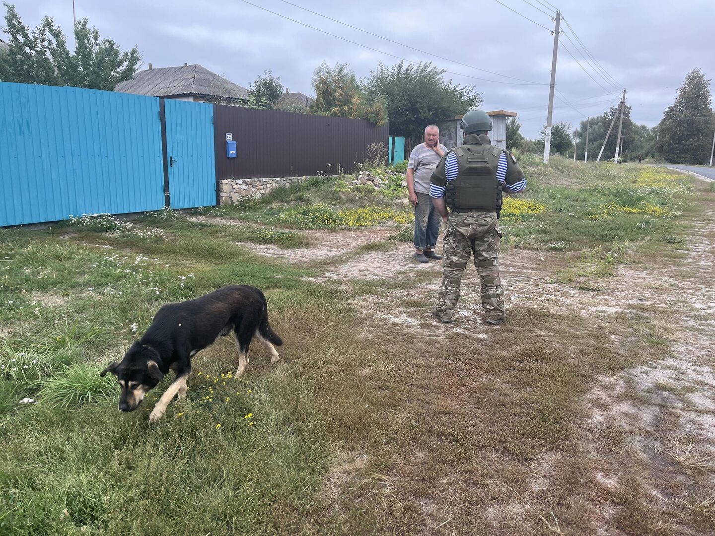 Волонтеры уговаривают беженцев уехать Волонтеры уговаривают беженцев уехать