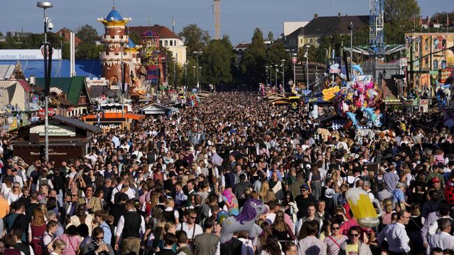 Участники пивного фестиваля Октоберфест в Мюнхене, Германия