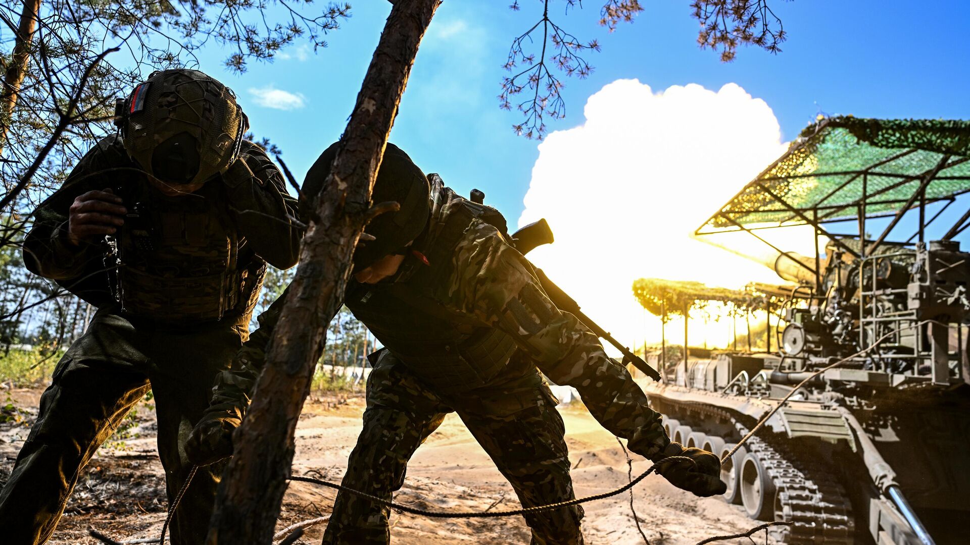 Военнослужащие артиллерийского расчета САУ Пион в зоне проведения специальной военной операции - РИА Новости, 1920, 27.10.2024