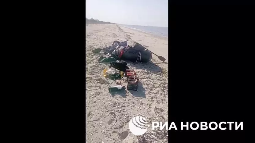 Два одессита переправились через Днепр на лодке и сдались российским десантникам на Кинбурнской косе - РИА Новости, 1920, 17.04.2025