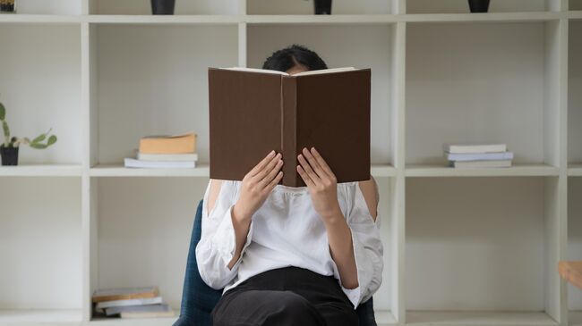 Девушка читает книгу Девушка читает книгу