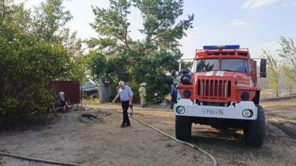 Ликвидация пожара в селе Журавка Воронежской области. 27 августа 2024 - РИА Новости, 1920, 27.08.2024