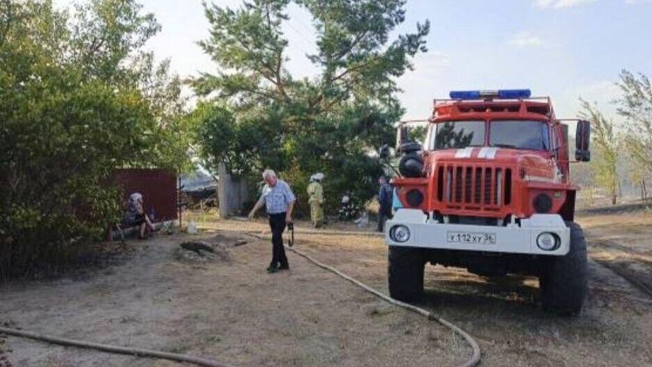 Ликвидация пожара в селе Журавка Воронежской области. 27 августа 2024 - РИА Новости, 1920, 27.08.2024