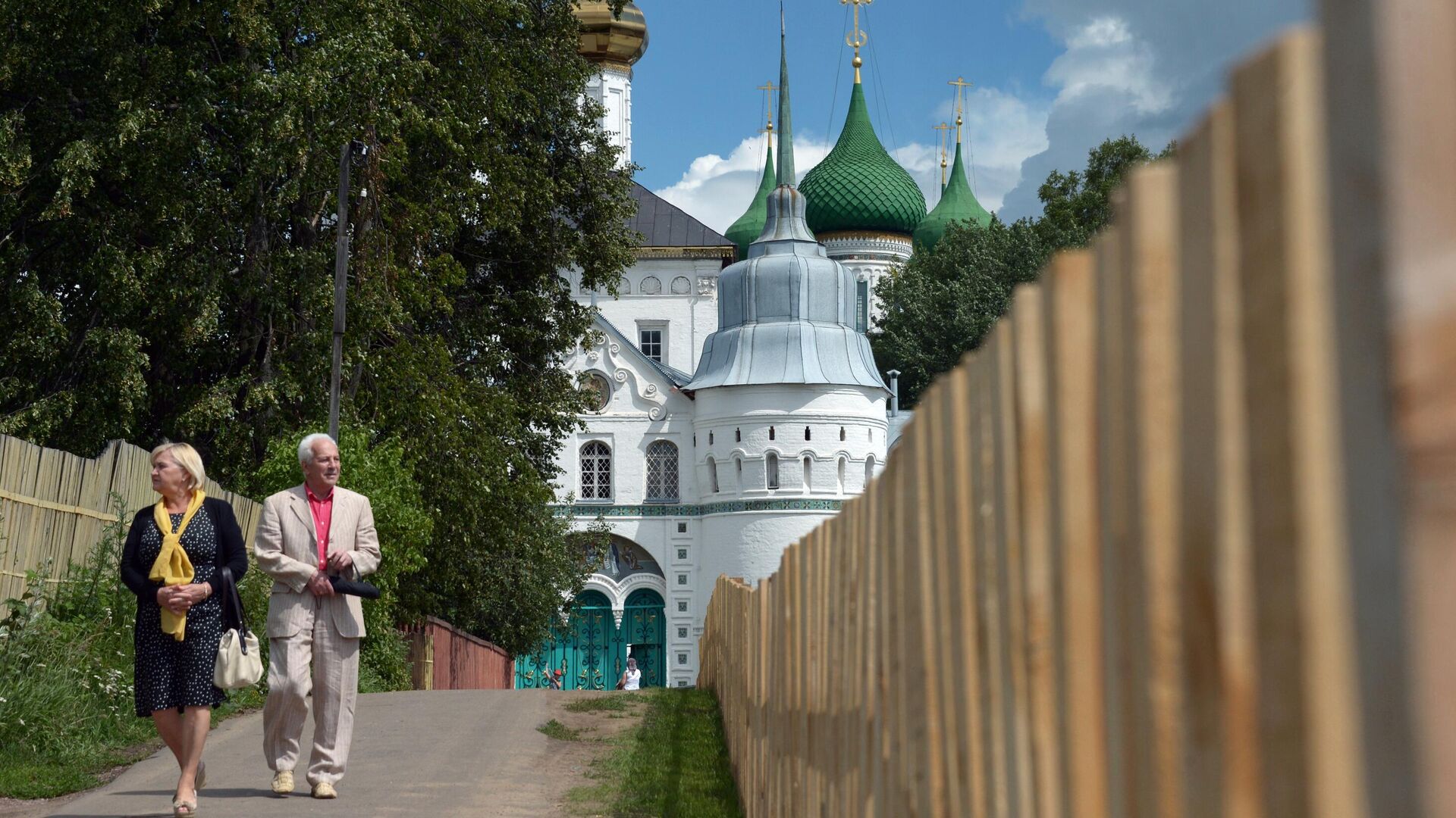 Прохожие у Свято-Введенского Толгского женского монастыря в городе Ярославле - РИА Новости, 1920, 28.08.2024